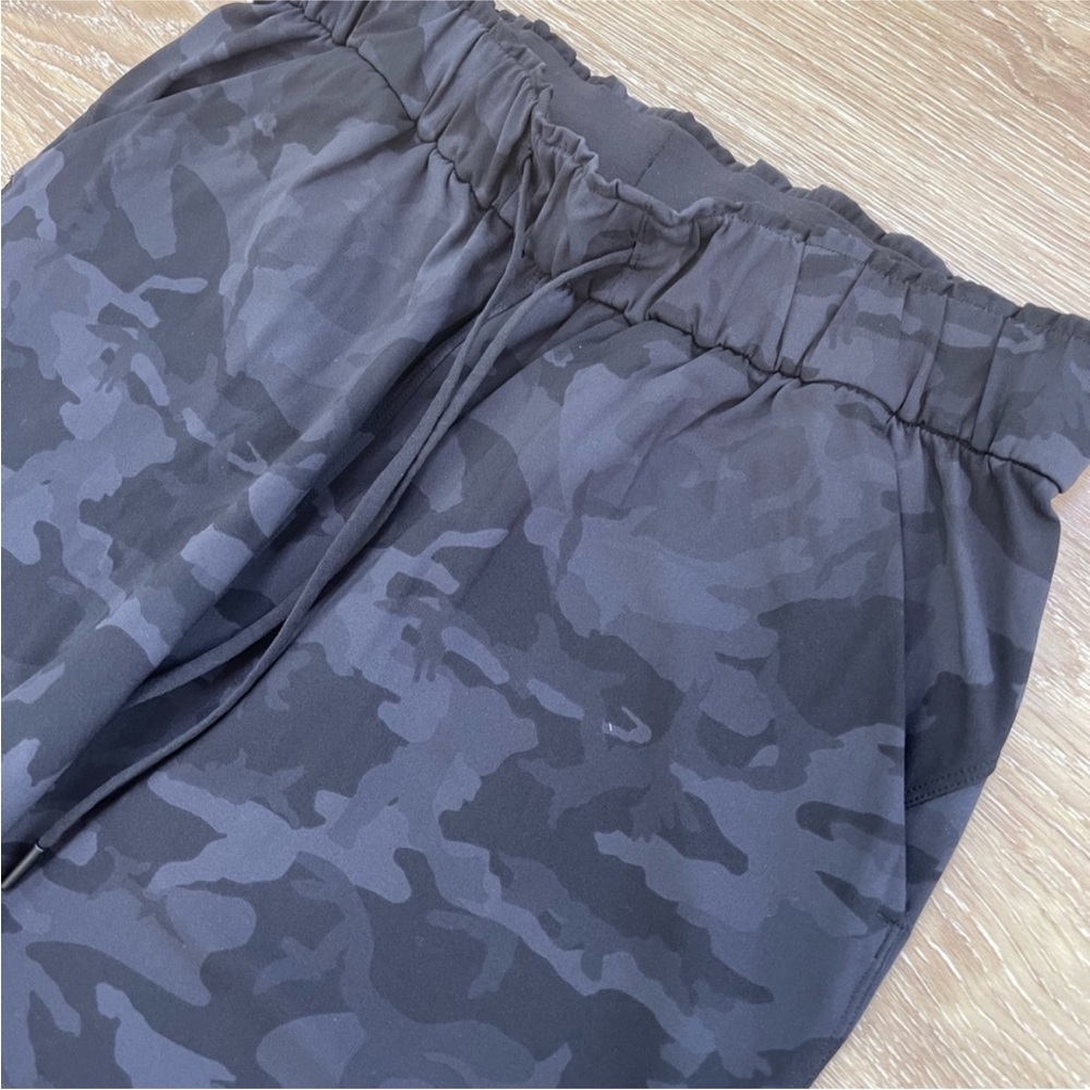 Black/Grey Camo Lululemon Stretch High Rise Straight leg pant size 8